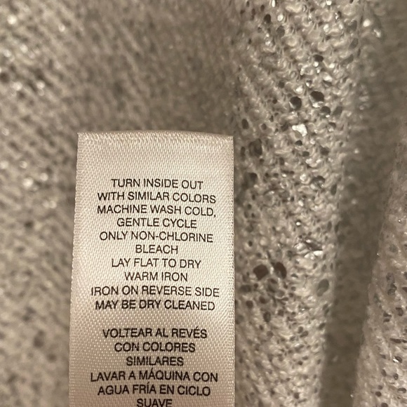 🚺 🆕 Weekends by Chico’s white/silver shimmer sweater top - Picture 7 of 9